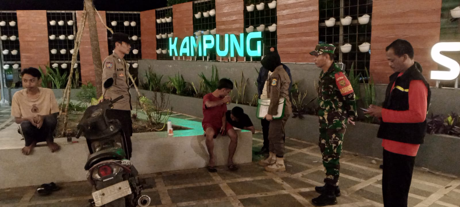 Mengantisipasi Para Pelajar yang Sering Nongkrong Saat Jam Belajar Malam Babinsa Koramil Jajaran Kodim 0413/Bangka Lakukan Patroli Malam