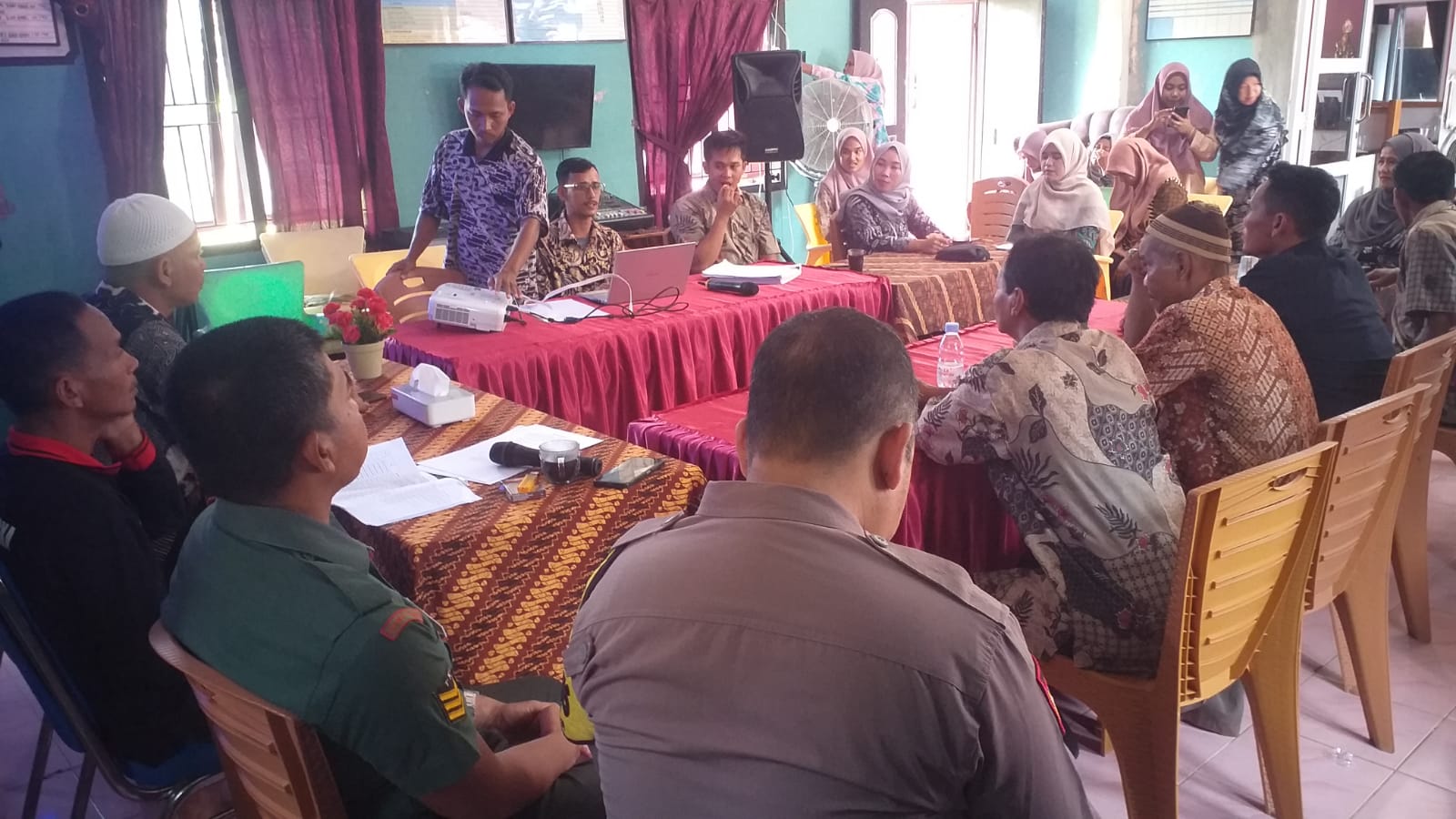 Babinsa Desa Kayu Besi Menghadiri Kegiatan Musyawarah Desa Perubahan APBDes dan BLT Tahun 2023