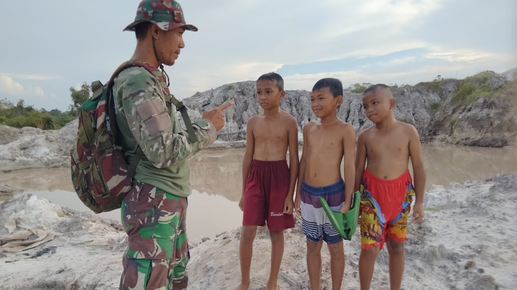 Beri Himbauan Kepada Anak-anak yang Sedang Berenang, Ini yang Dilakukan Personil Satgas TMMD Babar