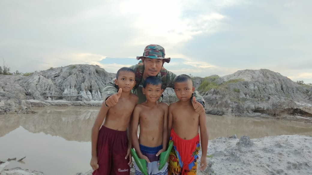 Beri Himbauan Kepada Anak-anak yang Sedang Berenang, Ini yang Dilakukan Personil Satgas TMMD Babar