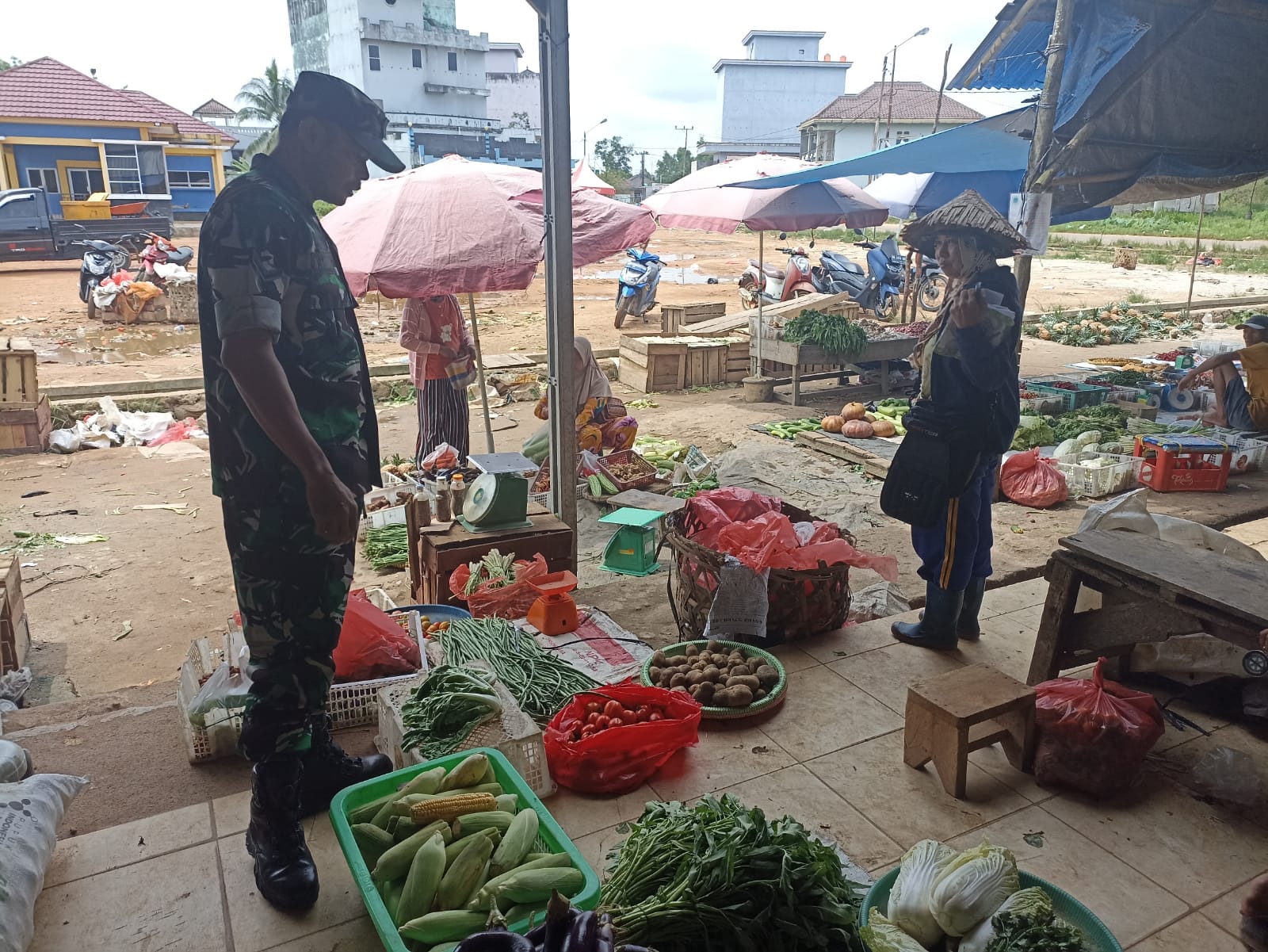 Babinsa Koramil 431-01/Jebus Melaksanakan Pemantauan Harga Bahan Pokok Pasca Idul Fitri