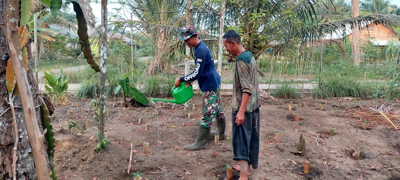 Personil TMMD Ke 116 Menyempat Diri Untuk Membantu Warga di Desa Tebing 