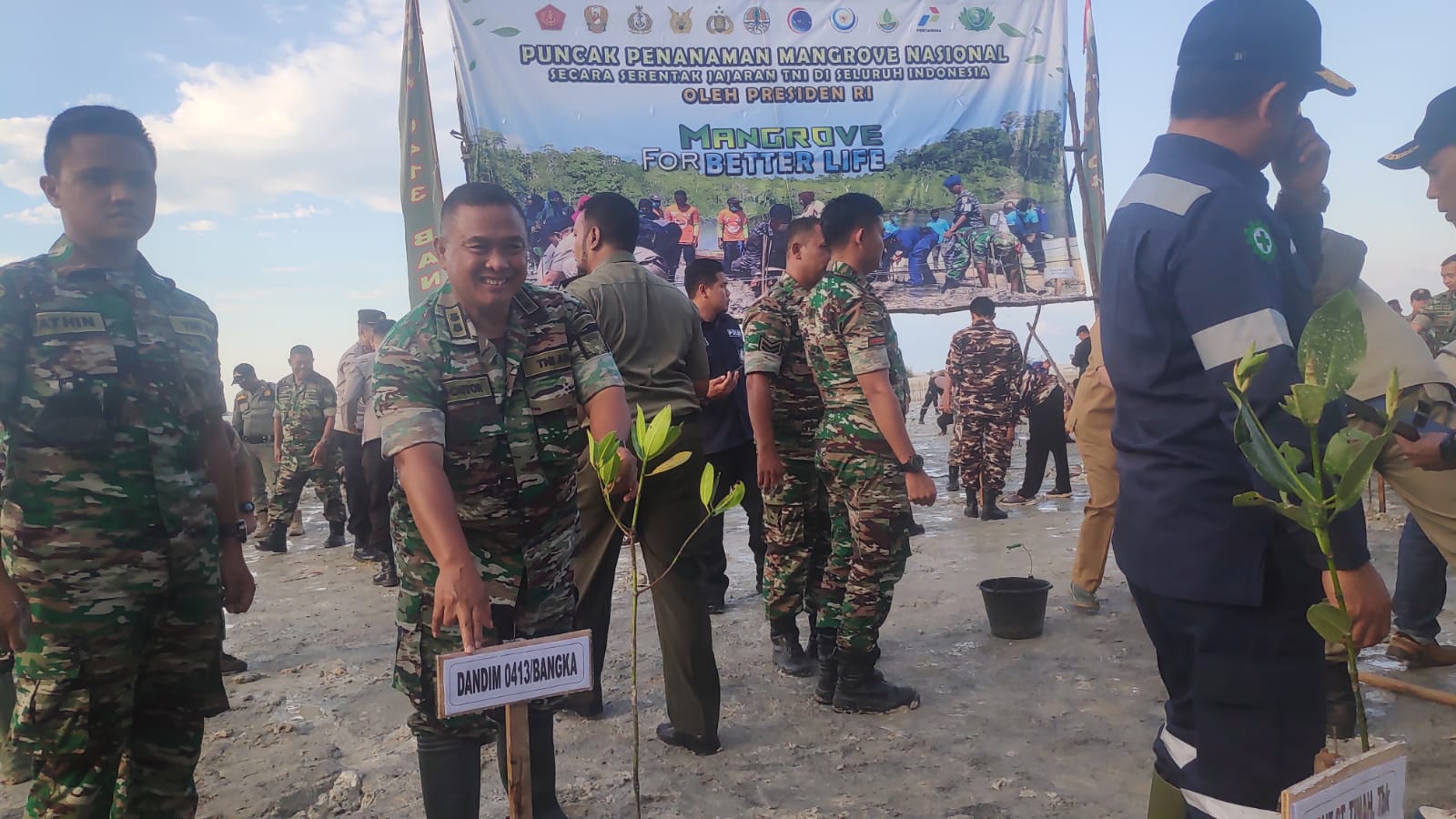 Kodim 0413/Bangka Bersama Polri dan Pemda Tanam 2000 Mangrove Nasional Secara Serentak JajaranTNI Di Seluruh Indonesia