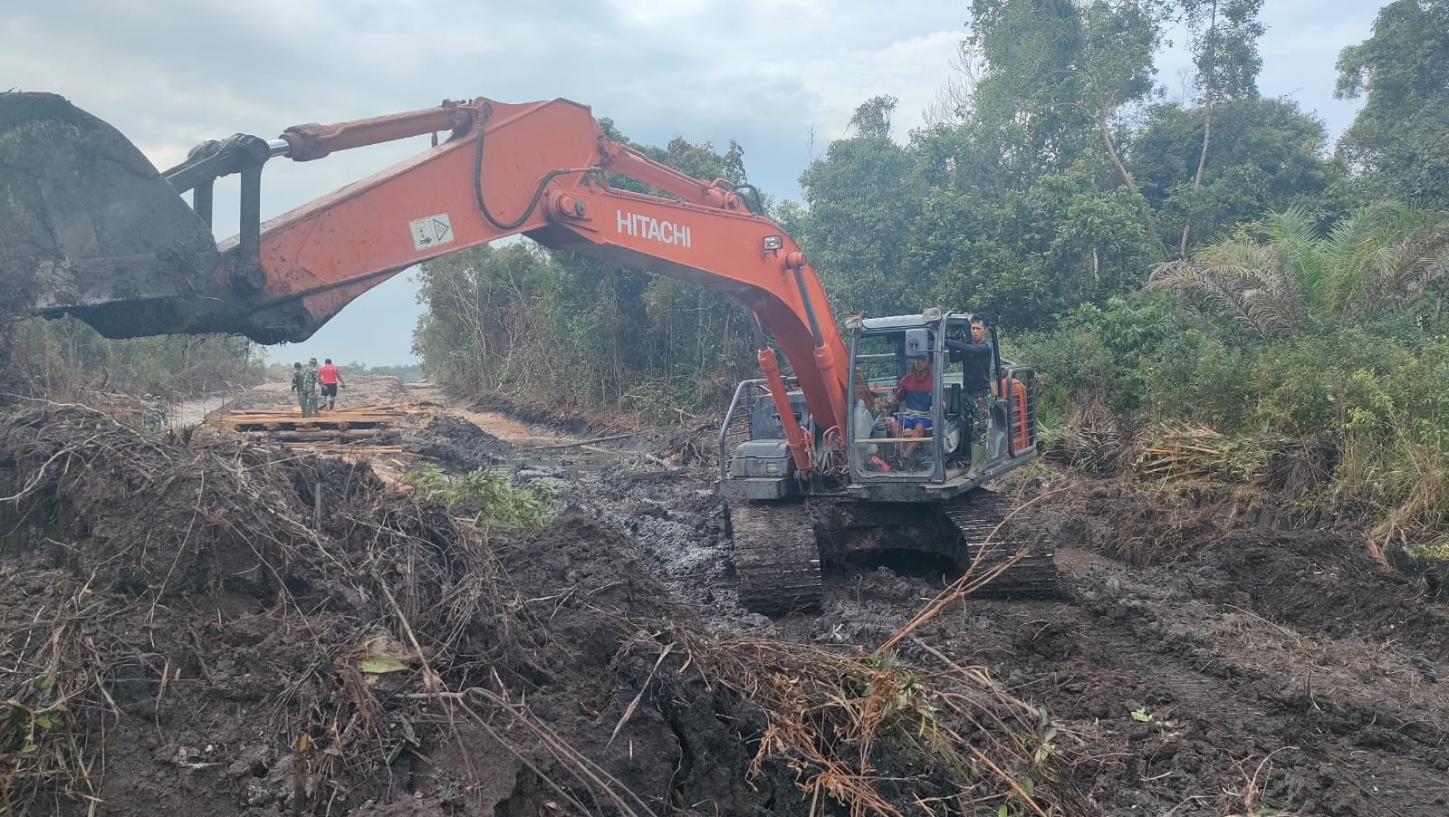 Personil TMMD Terus Semangat Melanjutkan Membuka Jalan di Desa Air Bulin