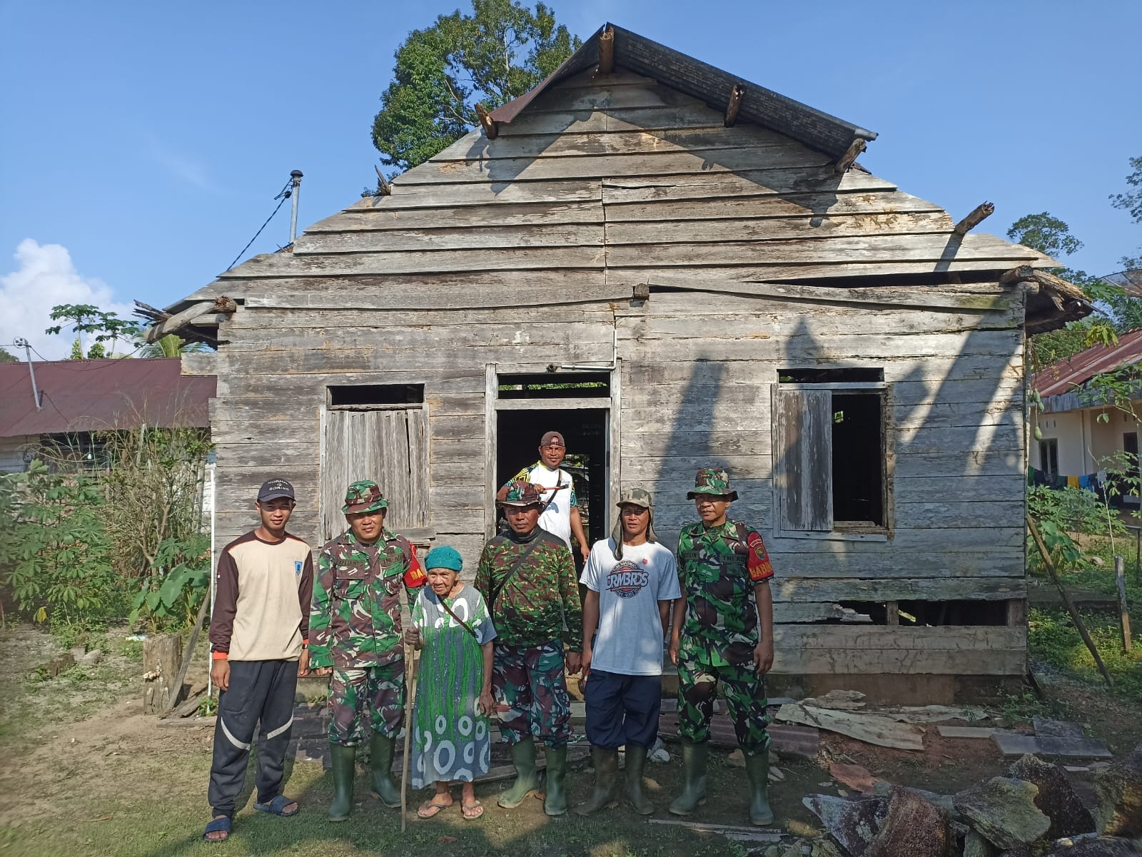 Bersama Masyarakat Desa Air Bulin Personil TMMD Bongkar Rumah Milik Ibu 72 Tahun