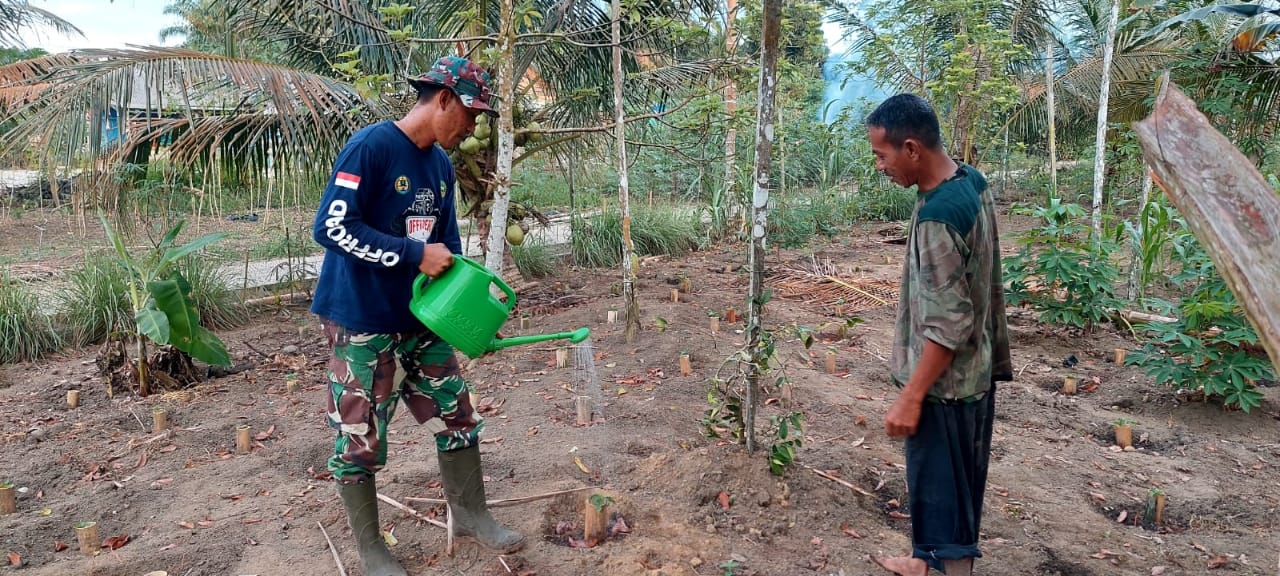 Personil TMMD Ke 116 Menyempat Diri Untuk Membantu Warga di Desa Tebing 