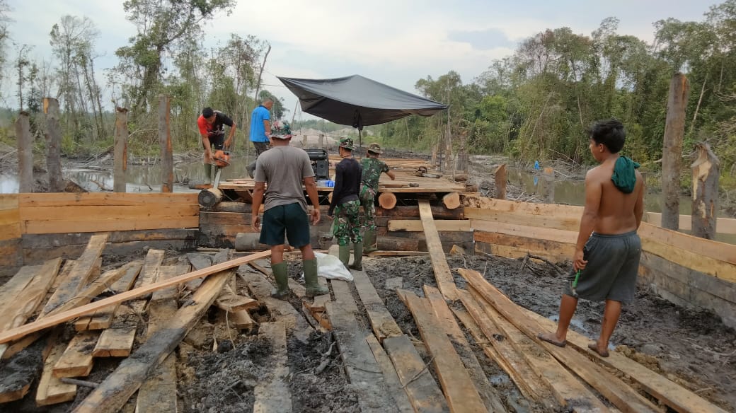 Inilah Semangat Kerja Personil Satgas TMMD Saat Pembuatan Jembatan Kayu