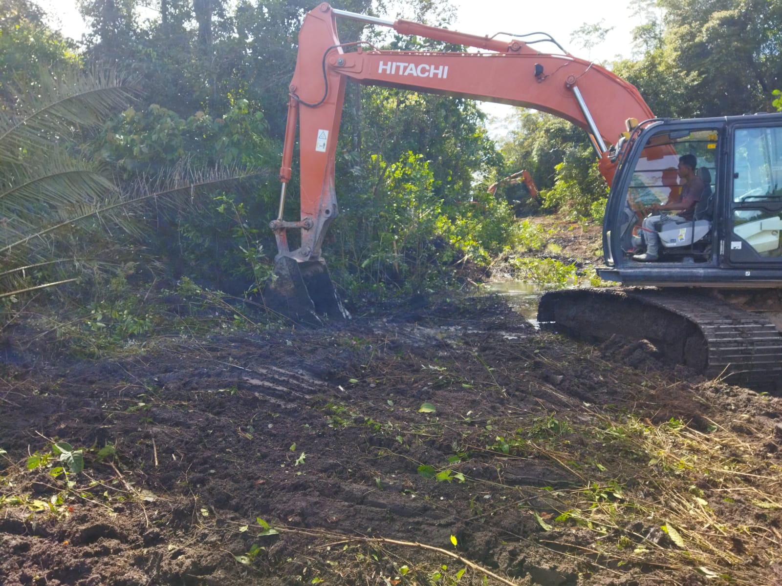 Satgas TMMD Ke 116 Tahun 2023 Kodim 0431/Babar Buka Jalan Dari Deasa Air Bulin Menuju Desa Tebing