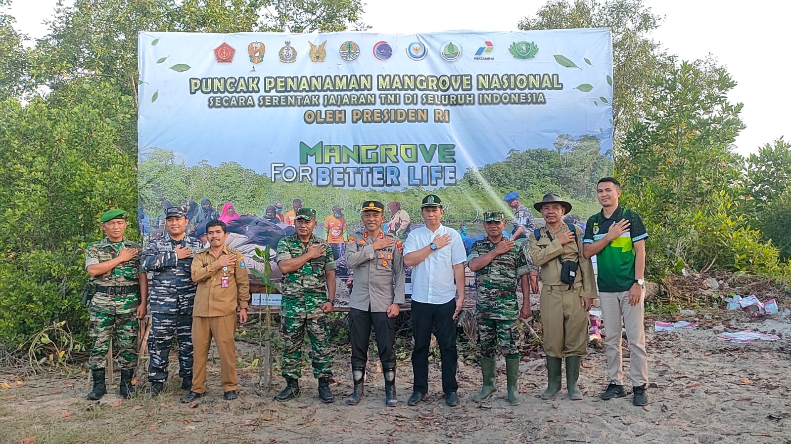 Kapolres Bangka Barat Hadiri Puncak Penanaman Mangrove Serentak se-Indonesia Dilakukan jajaran TNI