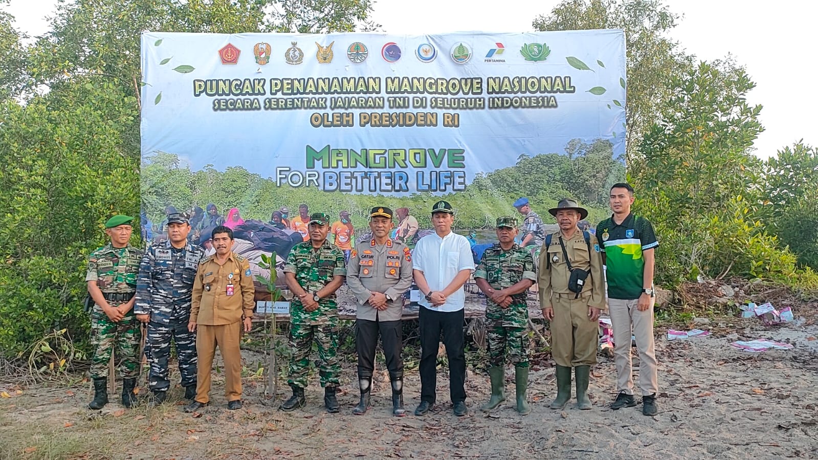 Kapolres Bangka Barat Hadiri Puncak Penanaman Mangrove Serentak se-Indonesia Dilakukan jajaran TNI