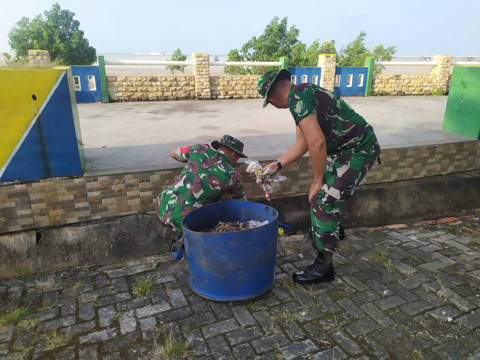 Bersama Masyarakat, Babinsa Ini Laksanakan Gotong Royong!!!