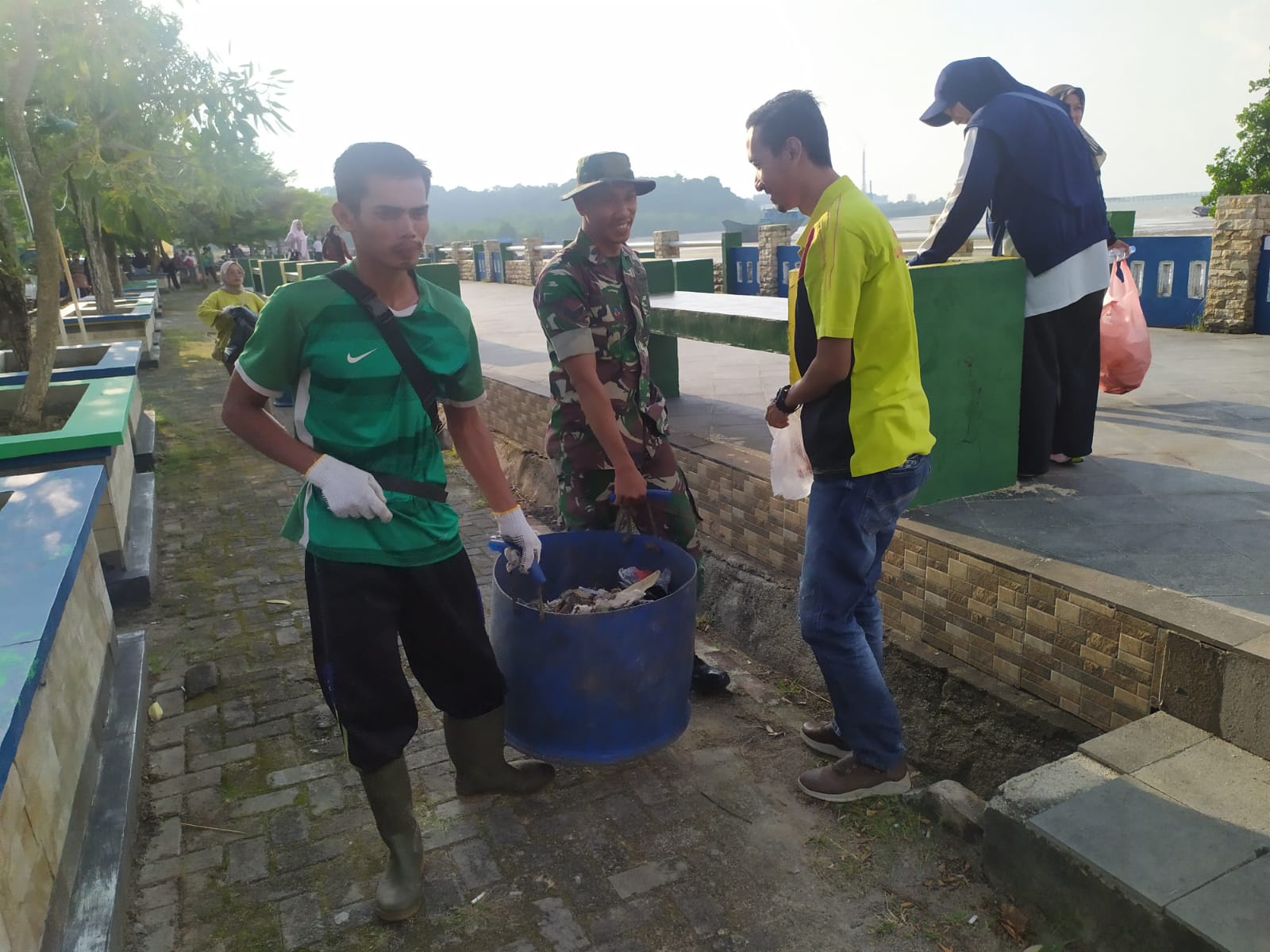 Bersama Masyarakat, Babinsa Ini Laksanakan Gotong Royong!!!