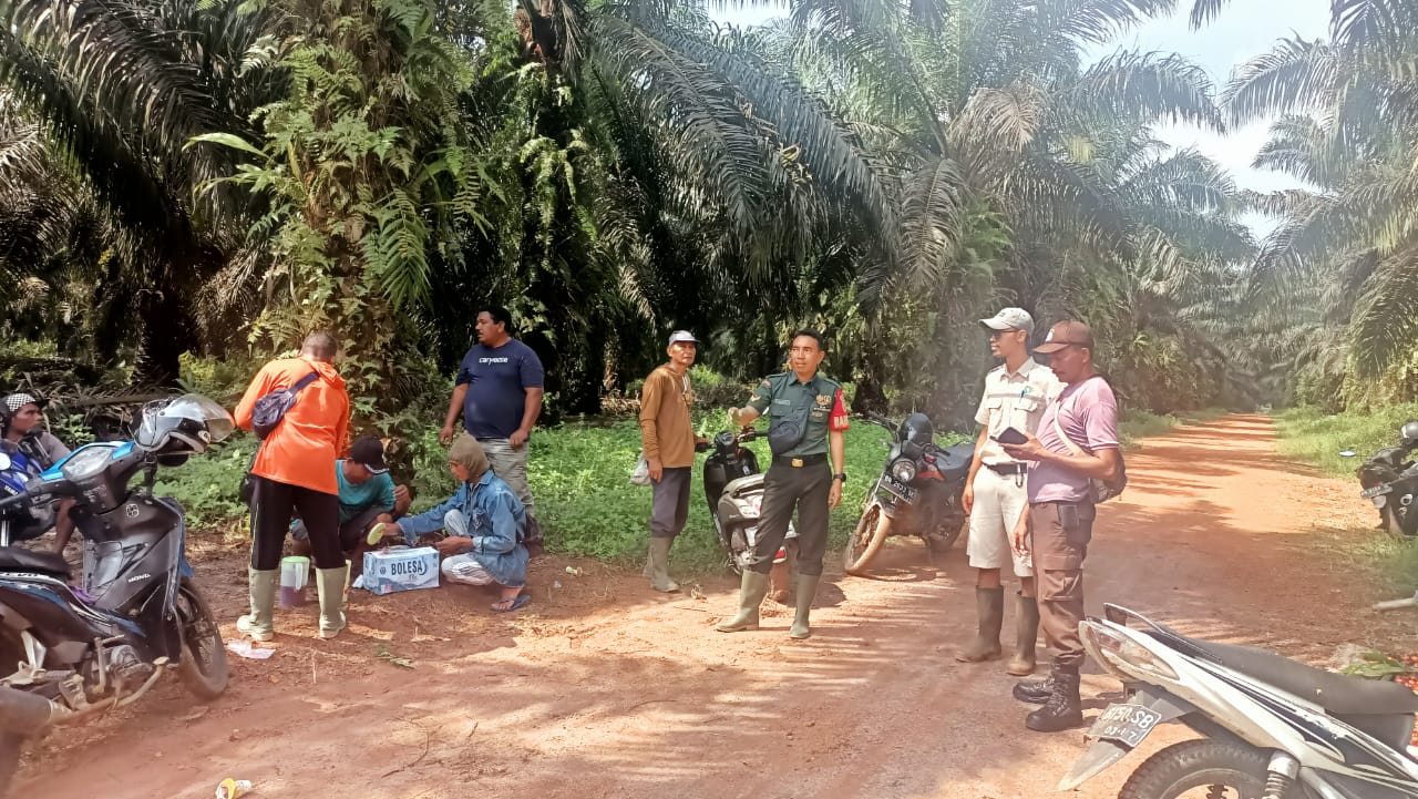 Babinsa Desa Mapur Bersama Warga Mencari Orang Hilang