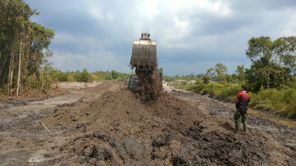 Guna Memajukan Ekonomi di Wilayah TMMD Personil TMMD Membuka Jalan Dari Desa Air Bulin Menuju Desa Tebing