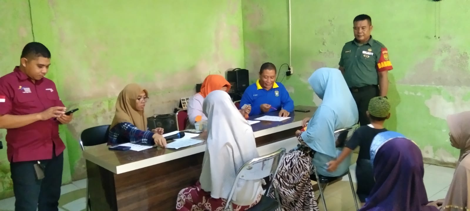 Babinsa Koramil 413-08/Sungai Selan Dampingi Pembagian Bansos Dana PKH dan BPNT di Desa Sungkap 