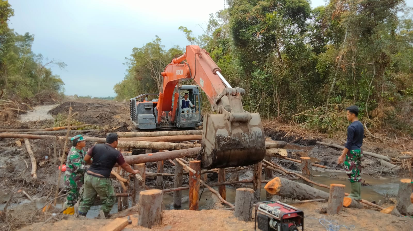 Personil Satgas TMMD Lanjutkan Pembuatan Jembatan 