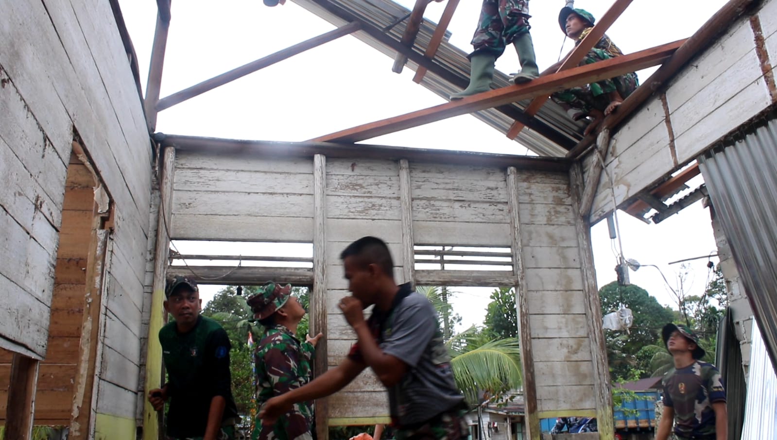 Personil TMMD Ke 116 Kodim 0431/Babar Dibantu Warga Lanjutkan Perehapan RTLH 