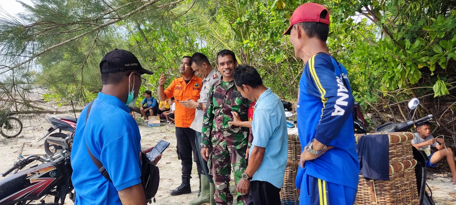 Gerak Cepat Babinsa Deniang bersama BPBD dan Nelayan Melaksanakan Pencarian Warga Hilang