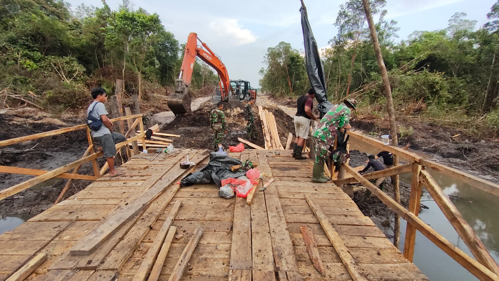 Rampung 100%, Begini Jembatan Kayu yang dibikin Oleh Satgas TMMD