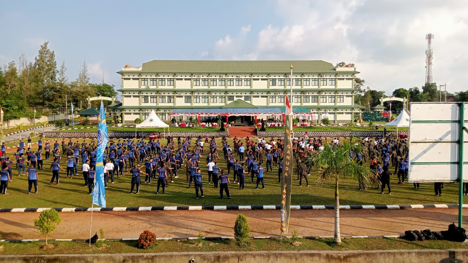 Ratusan Orang Datangi Lapangan Makorem 045/Gaya