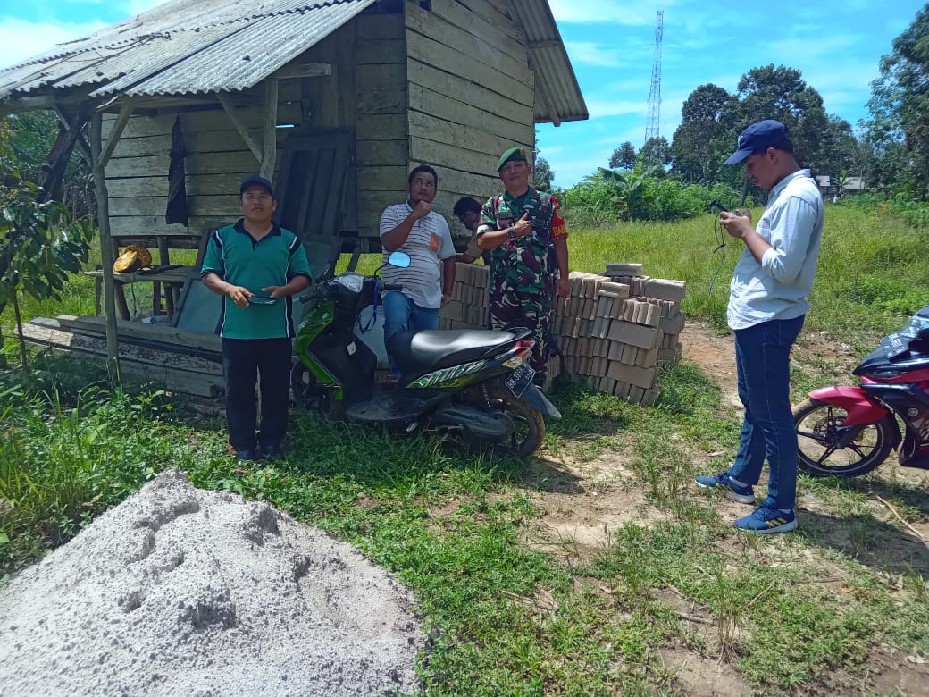 Babinsa Desa Jelutung Dampingi Kementerian Perkebunan Verifikasi Penerimaan Bantuan Bibit Kopi