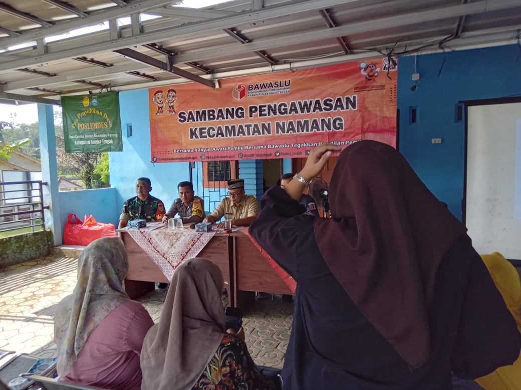 Jelang Pemilu 2024 Babinsa Koramil 413-9/Pangkalan Baru Dampingi Bawaslu Kecamatan Sosialisasi di Kantor Desa Cambai