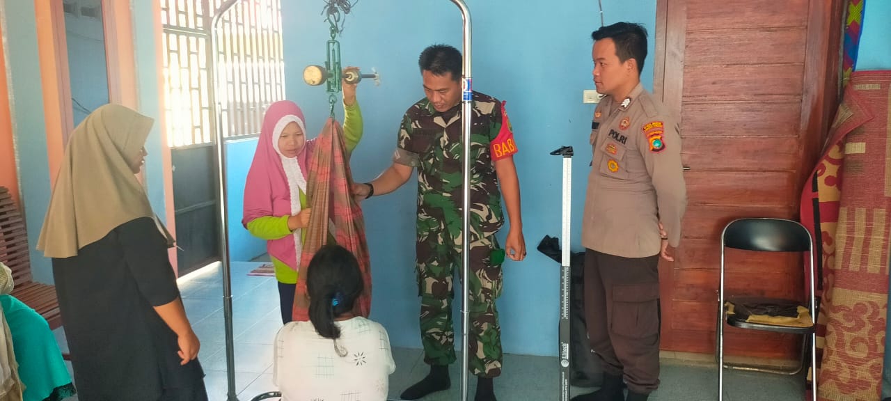 Babinsa Ramil 413-08/Sungai Selan Serda Taswin Lakukan Komsos di Posyandu Markisa Sungai Selan