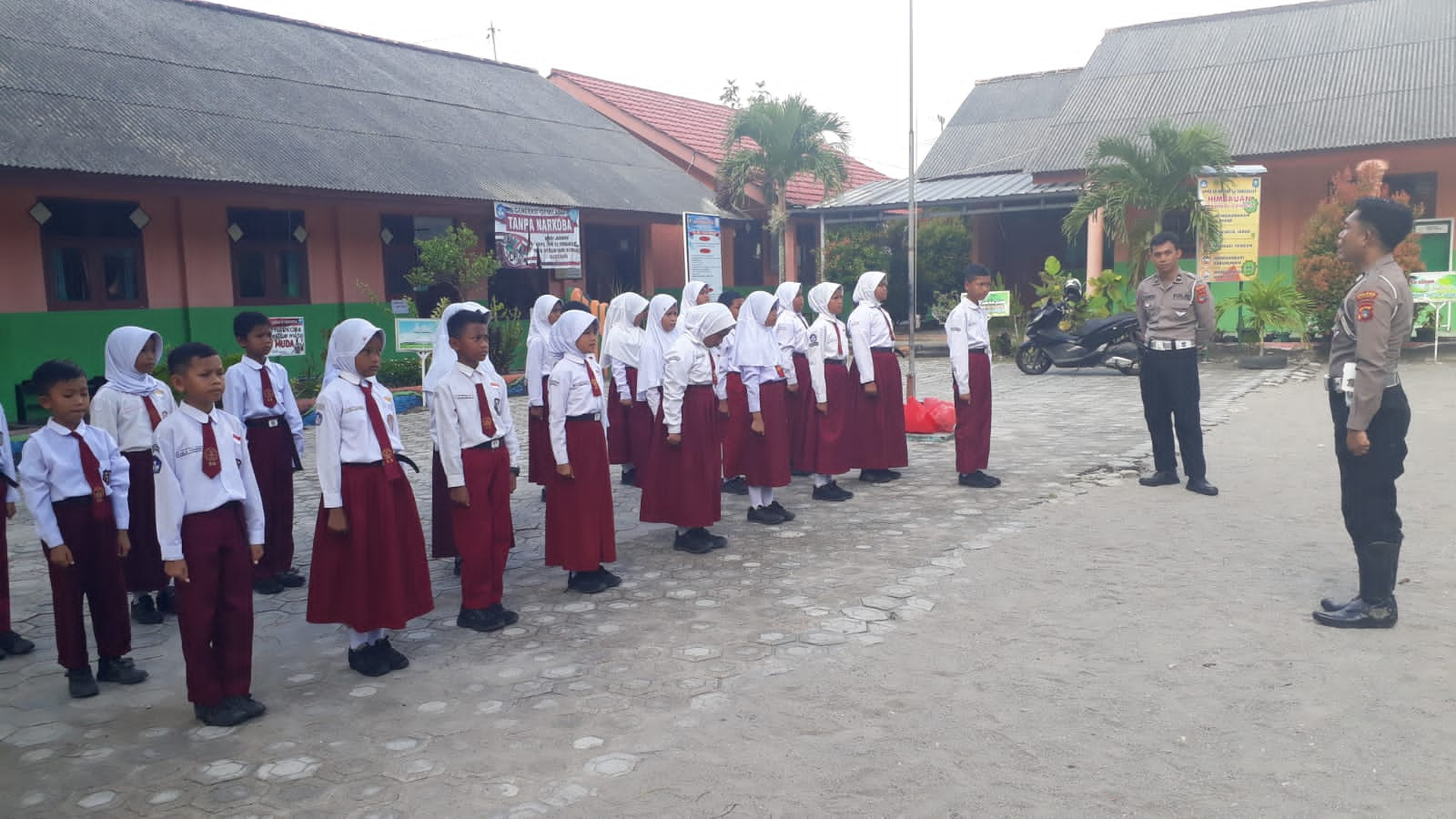 Satuan Lalu lintas Polres Bangka Lakukan Kegiatan Polisi Sahabat Anak di SDN 13 Sungailiat