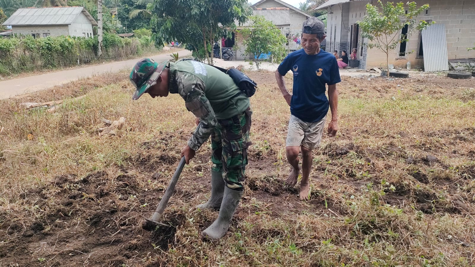 Pekerjaannya di Bantu Satgas TMMD, Warga Ini Merasa Senang