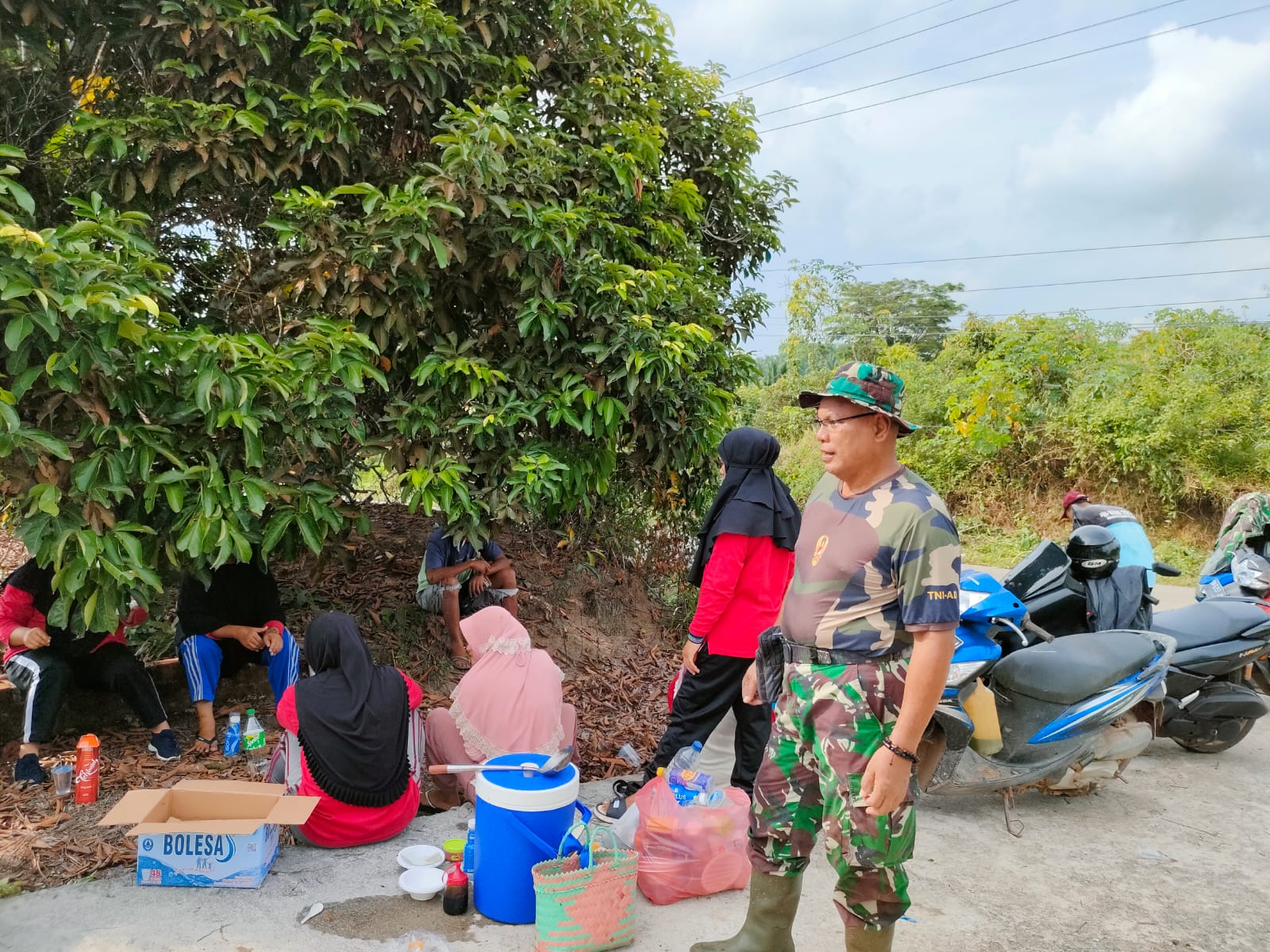 Guna Menjaga Kebersihan, Babinsa Gotong Royong Bersama Warga