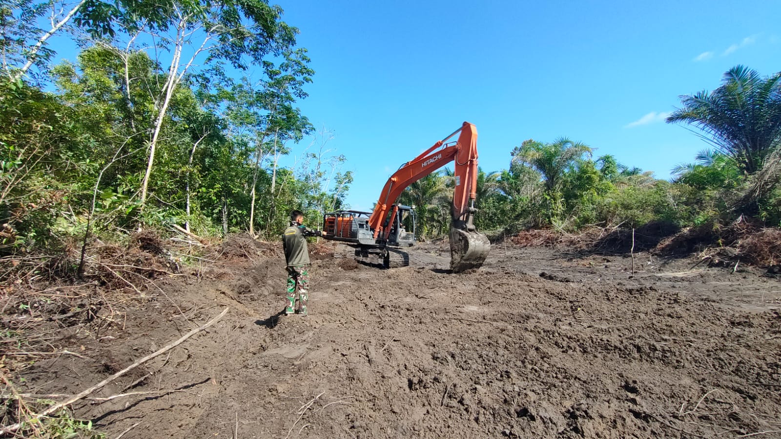 Pada Hari ke-11 Proses Pembukaan Jalan di Wilayah TMMD Mencapai 42 %