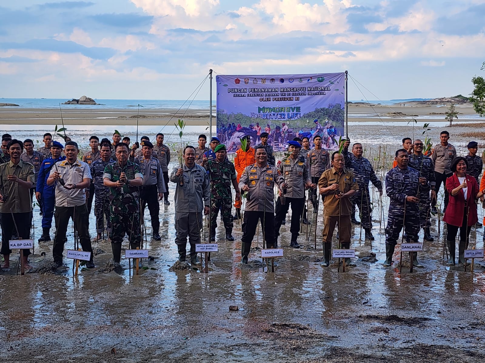 Penanaman Magrove Serentak di Pantai Tapak Antu Ajang Sinergitas TNI-Polri