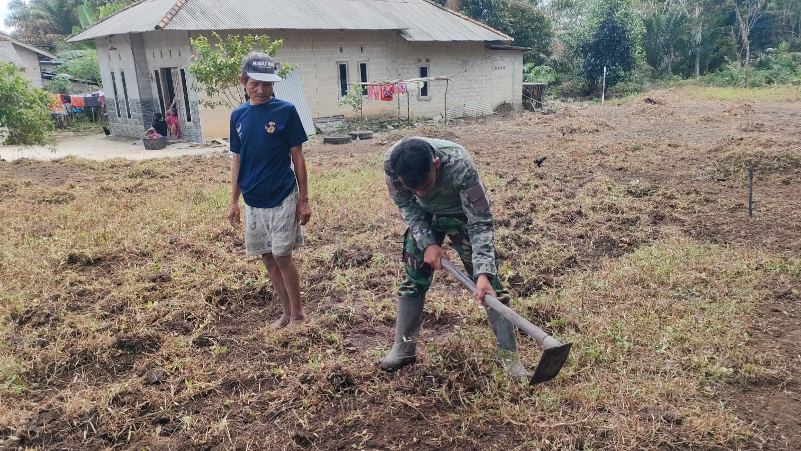 Pekerjaannya di Bantu Satgas TMMD, Warga Ini Merasa Senang