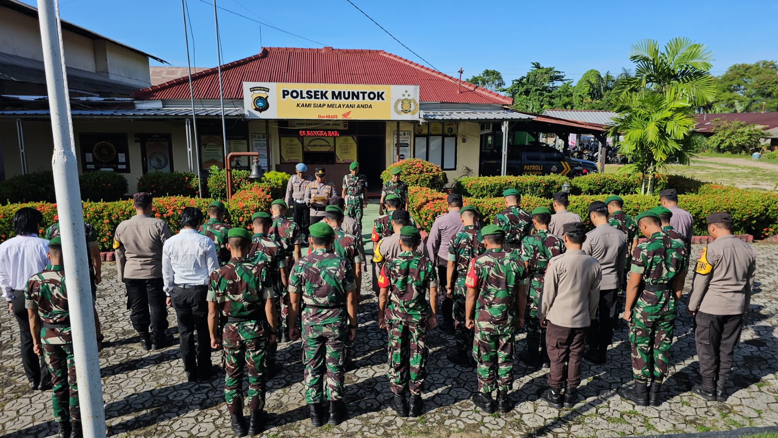 Perkuat Sinergitas, TNI-POLRI Gelar Apel Pagi Bersama Di Mako Polsek Mentok