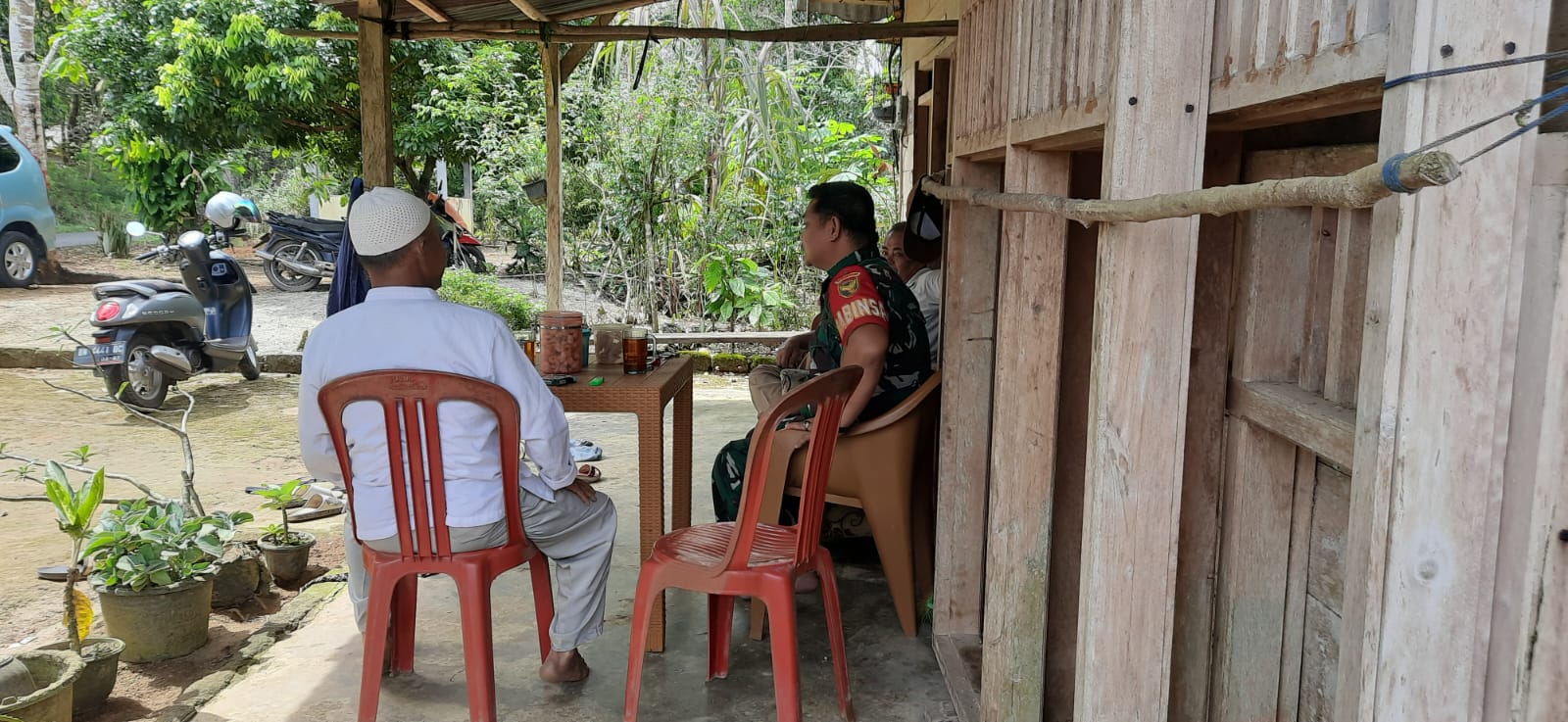 Jalin Silahturahmi Dengan Warga Binaan, Babinsa Koramil 431-03/Kelapa Melaksanakan Komsos di Desa Binaan