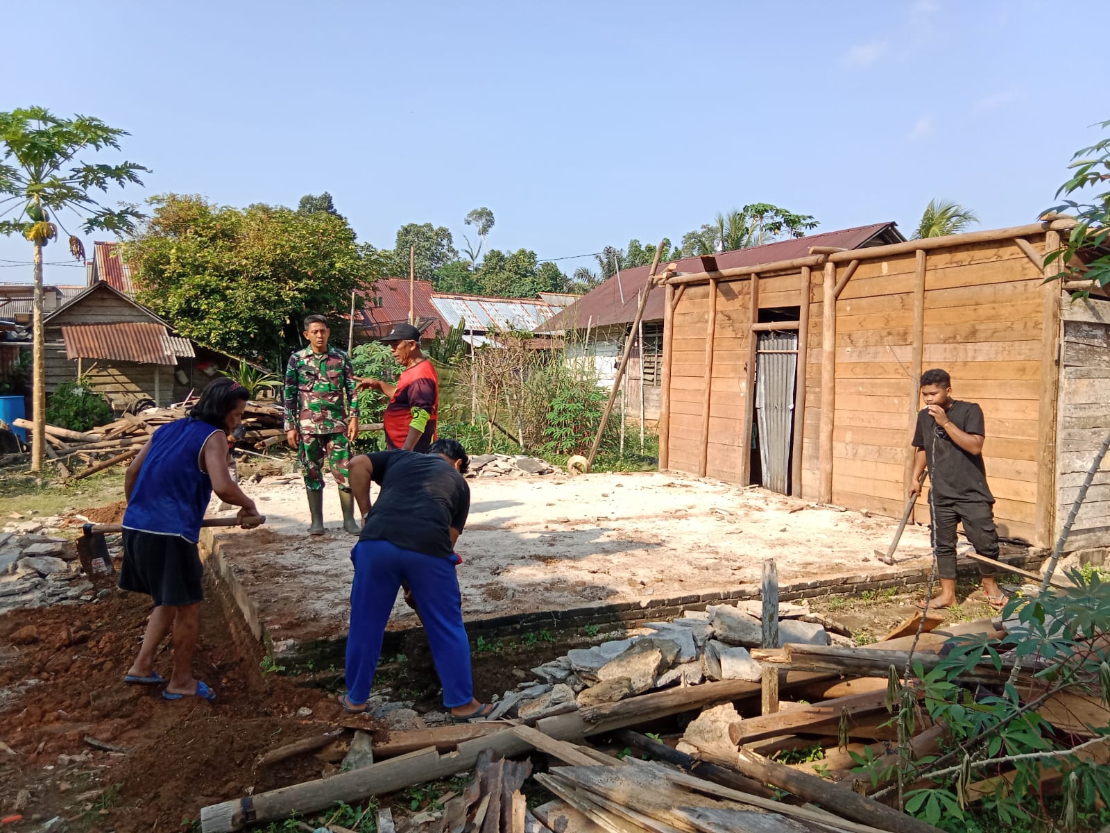 Rumah Warga di Wilayah TMMD Ini, Direhap Oleh Satgas TMMD Babar