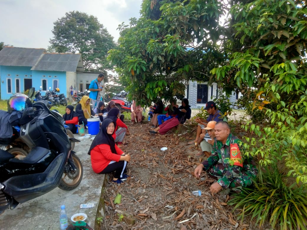 Guna Menjaga Kebersihan, Babinsa Gotong Royong Bersama Warga