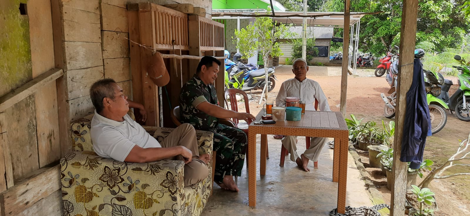 Jalin Silahturahmi Dengan Warga Binaan, Babinsa Koramil 431-03/Kelapa Melaksanakan Komsos di Desa Binaan