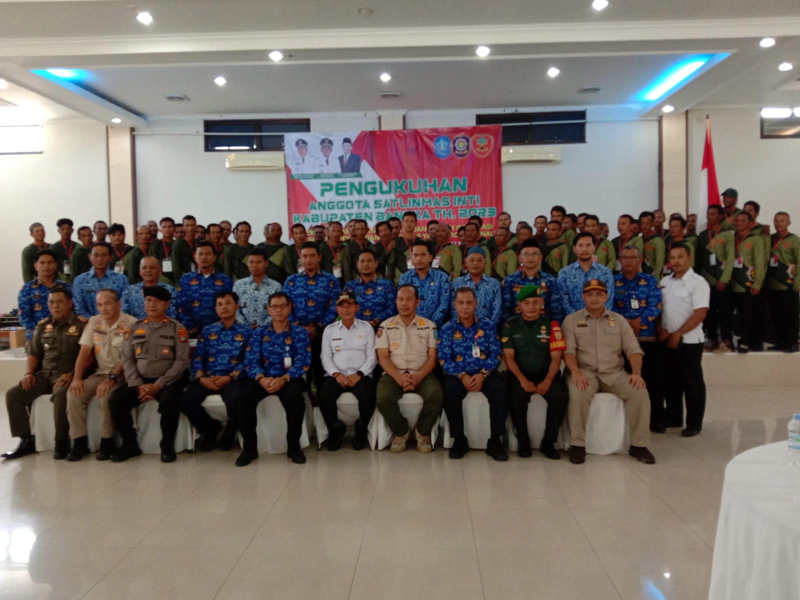 Babinsa Kelurahan Parid Padang Hadiri Acara Pengukuhan Satlinmas Inti di Gedung ST 12