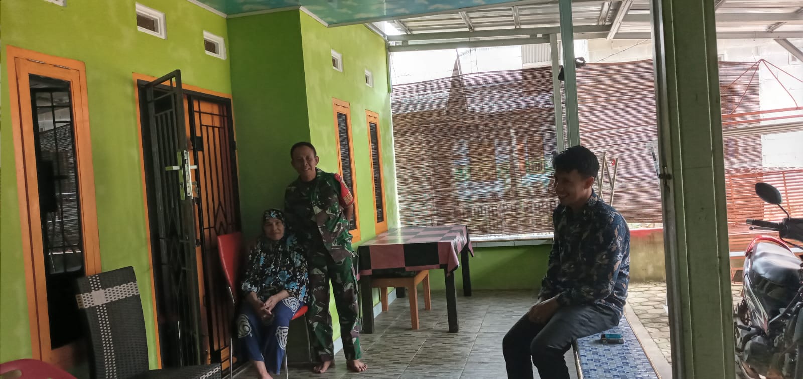 Tetap Jaga Keamanan, Himbau Babinsa Koramil 431-03/Kelapa Kepada Warganya Melalui Komsos