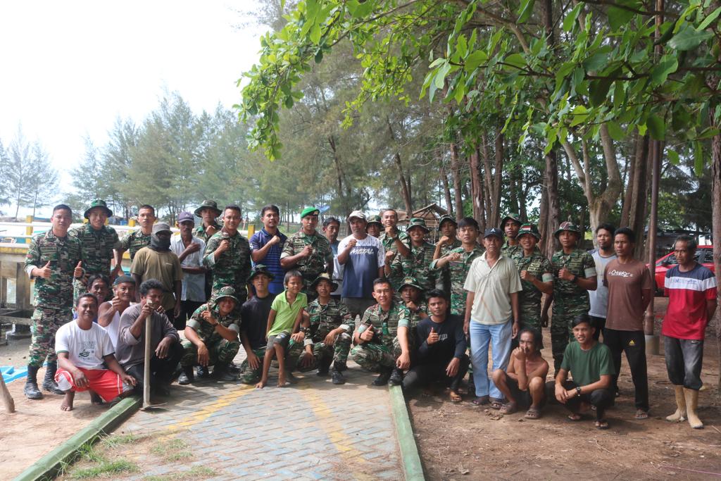 Yonif 147/Kgj Bersama Warga Melaksanakan Pembersihan Sekitar Pantai Tanjung Udang