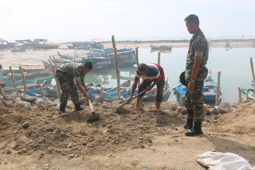 Yonif 147/Kgj Bersama Warga Melaksanakan Pembersihan Sekitar Pantai Tanjung Udang