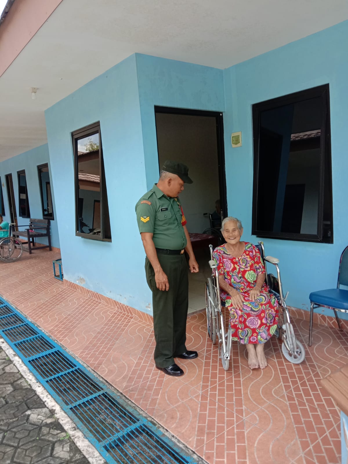 Babinsa Koramil 413-01/Sungailiat Melaksanakan Silaturahmi Dengan Menyambangi Panti Jompo Rumah Bersama