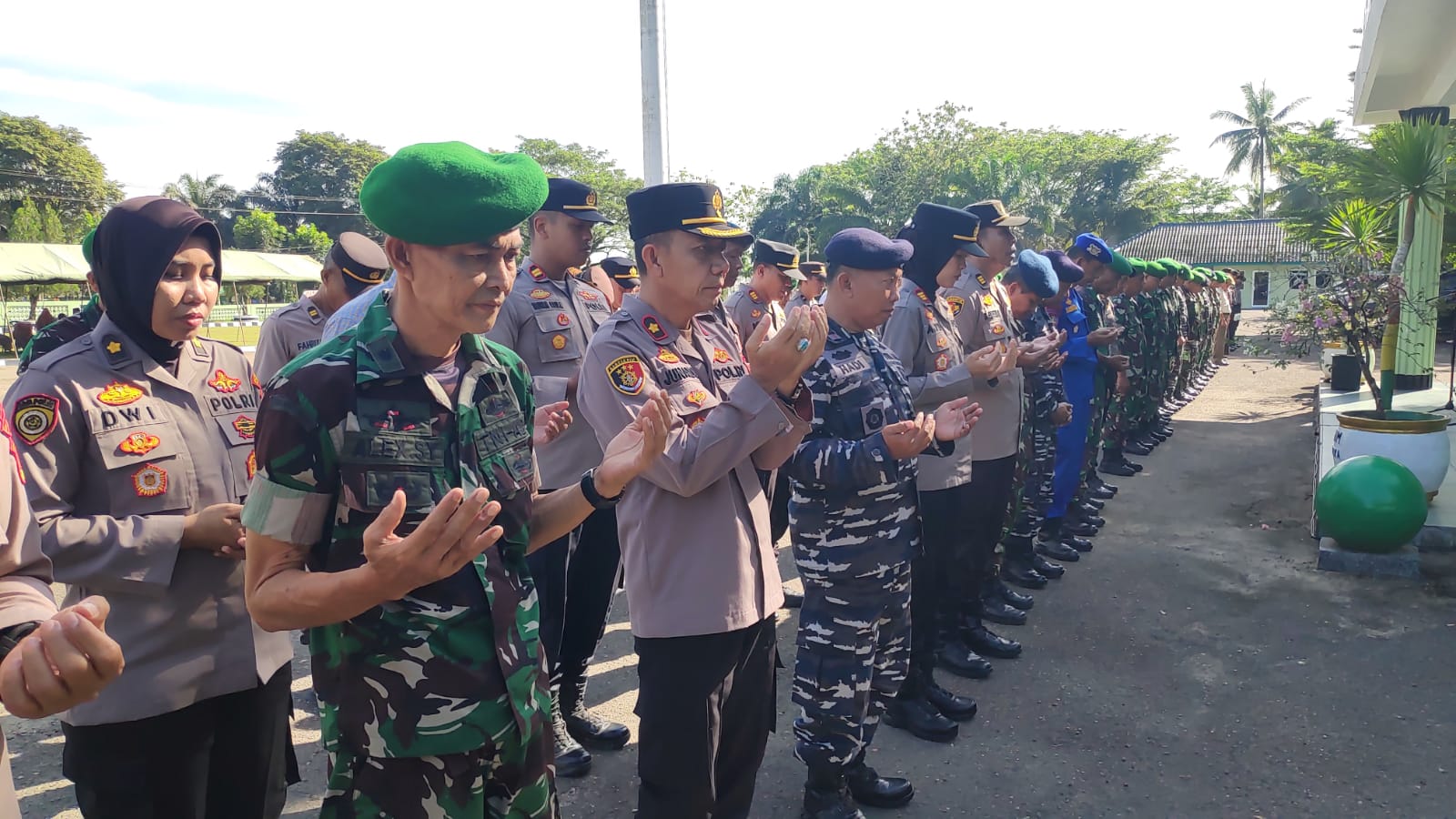 Memperkokoh Kebersamaan TNI-Polri Laksanakan Acara Halal Bi Halal