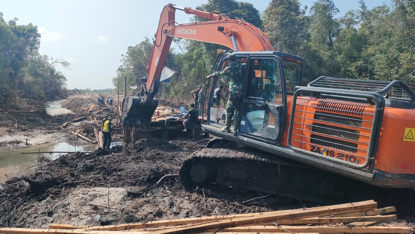 Jalan yang Dibuka Oleh Satgas TMMD ke-116 Sebagai Jalan Alternatif Bagi Warga untuk Membawa Hasil Kebun Mereka