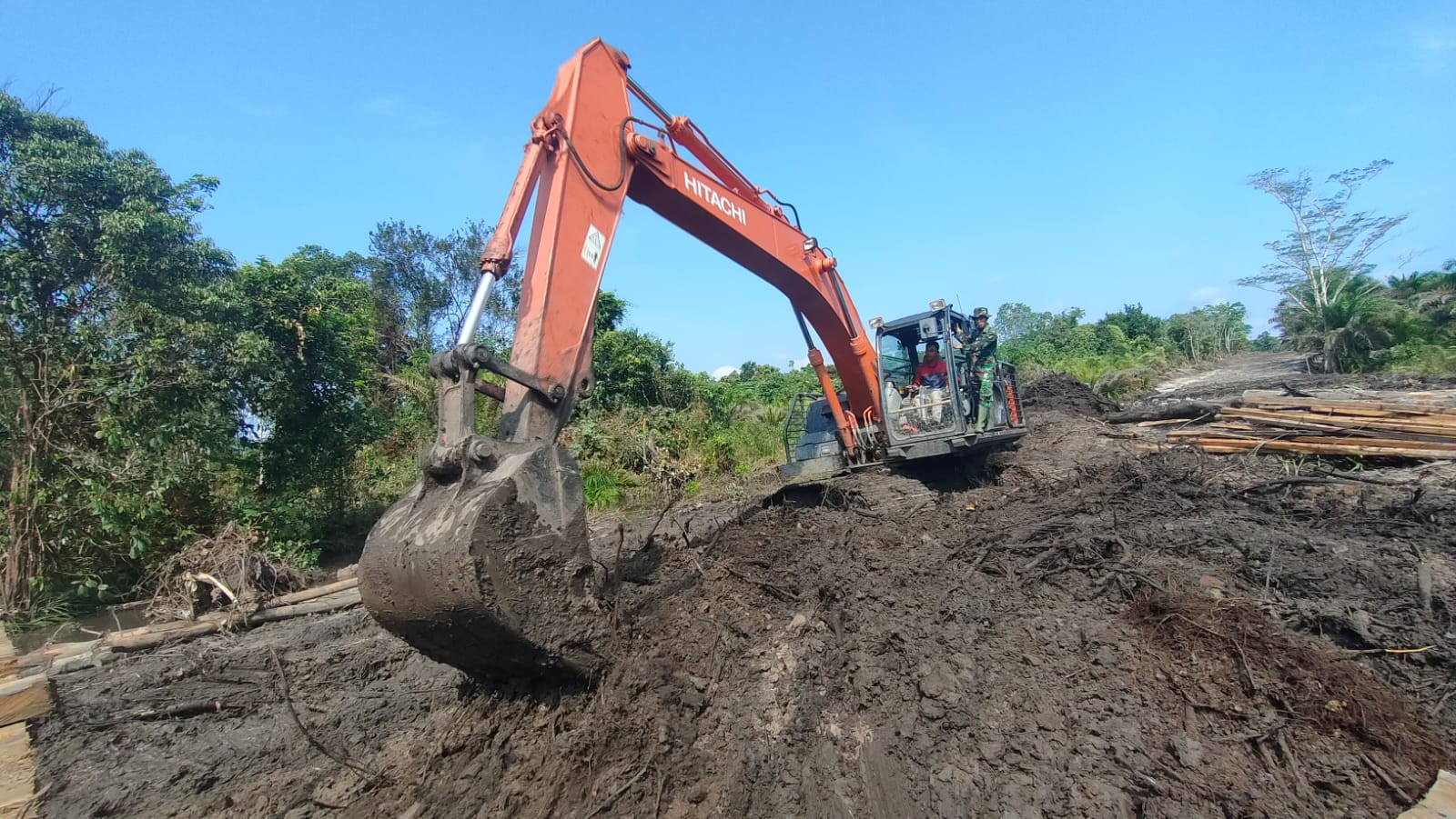 Jalan yang Dibuka Oleh Satgas TMMD ke-116 Sebagai Jalan Alternatif Bagi Warga untuk Membawa Hasil Kebun Mereka