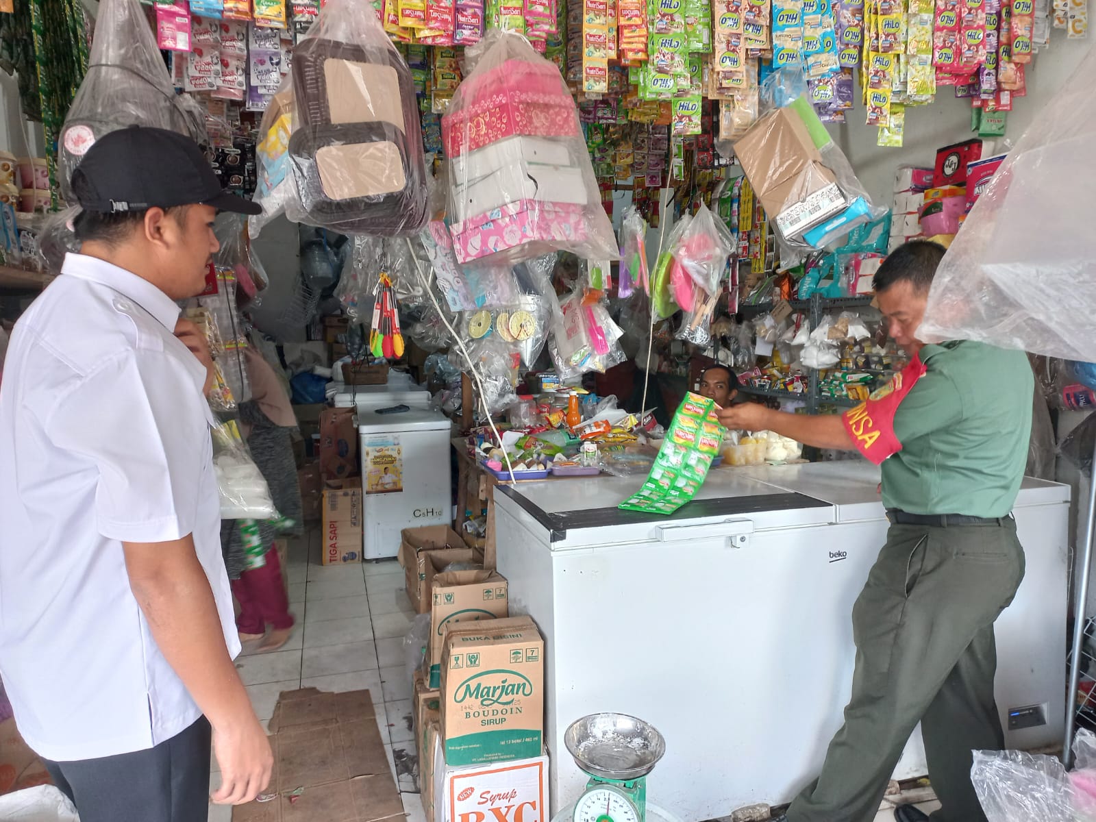 Babinsa bersama Staf Kelurahan Kutopanji Melaksanakan Patroli Situasi Pasar dan Pengecekan Harga Sembako di Toko-Toko Klontong