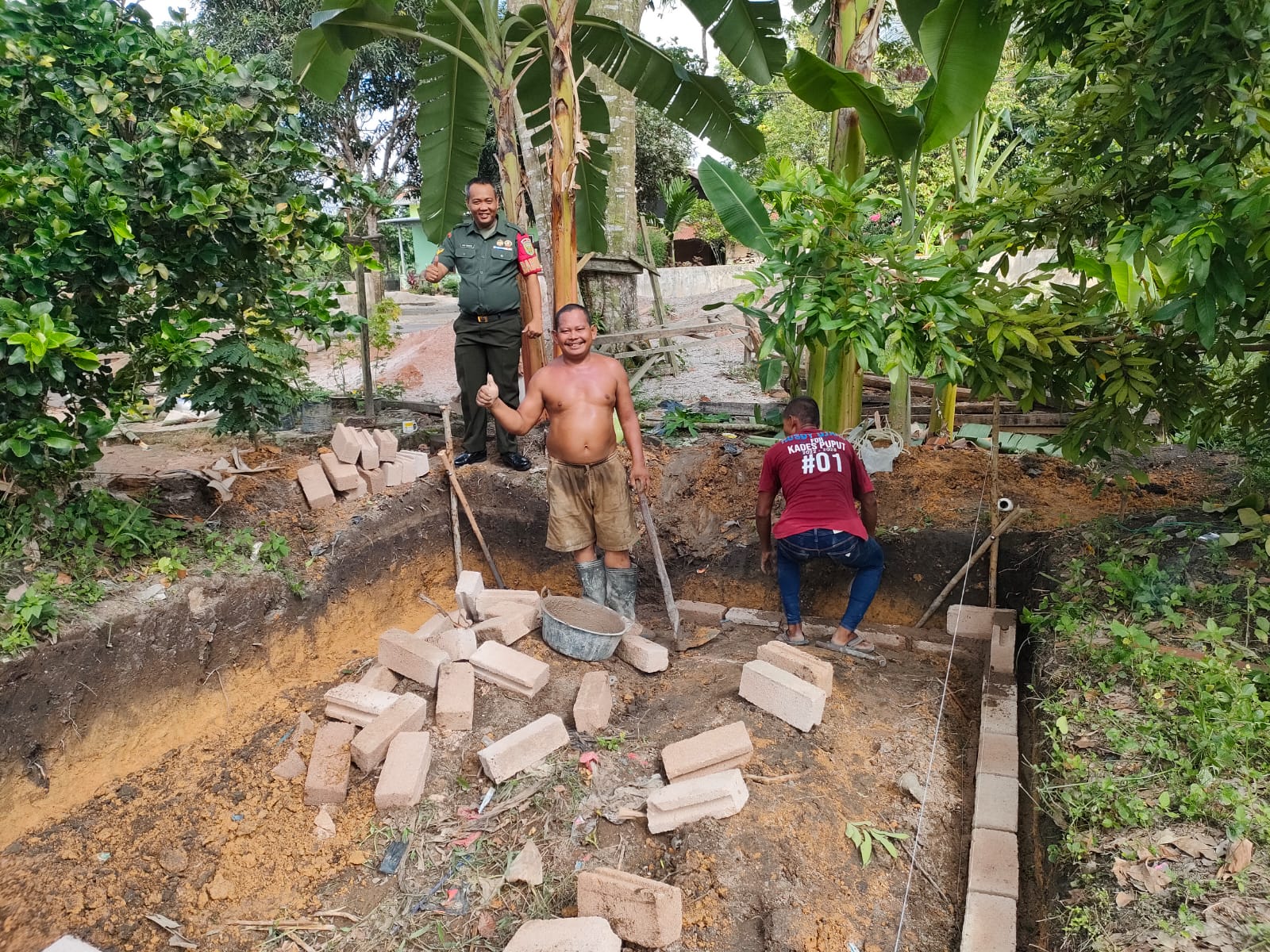 Babinsa Koramil 431-02/Muntok Berikan Apresiasi Terhadap Warga yang Memanfaatkan Lahan Kosong Melalui Komsos