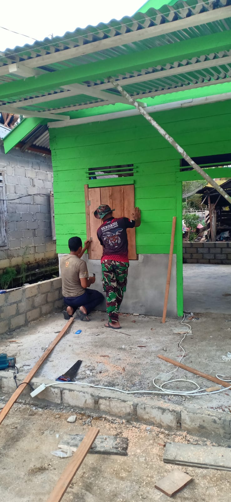 Personil TMMD Babar Hari Ini Pasang Jendela Pada Perehapan RLTH 