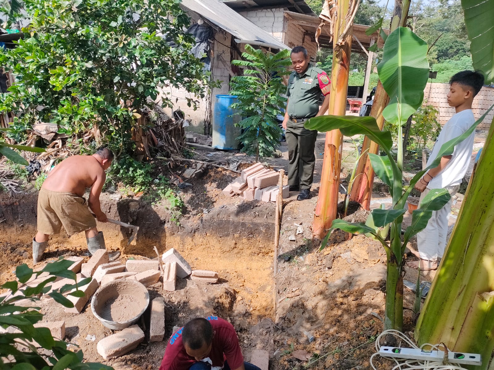 Babinsa Koramil 431-02/Muntok Berikan Apresiasi Terhadap Warga yang Memanfaatkan Lahan Kosong Melalui Komsos